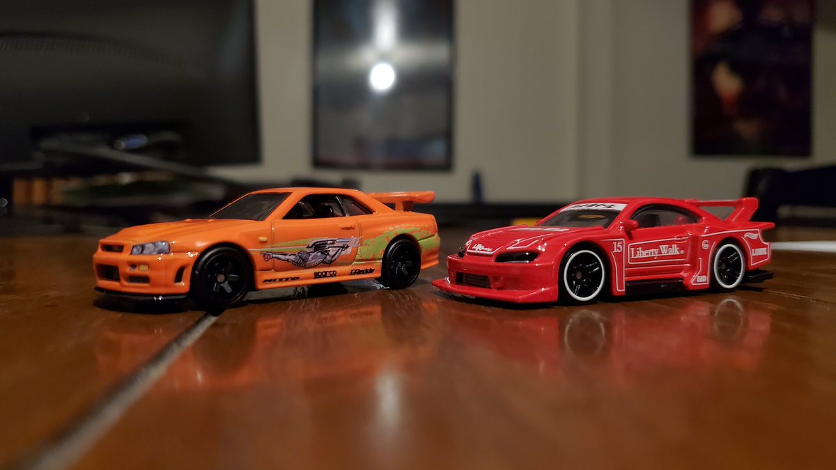 xEL_MUGROSOx's tweet photo. @DiecastHype Can't go wrong with either 😏 https://t.co/otFDhkAP8H