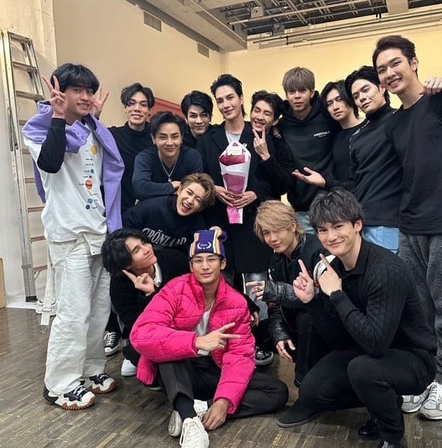 Bluedwinter's tweet photo. While the other wear black and look like a mamba, here we come Apo and Barcode with his pink jacket and purple sweater
My Kittisawat๐๐ฅบ
#Nnattawin #barcodetin
#ApoBarcode https://t.co/BQPeqiwn0Z