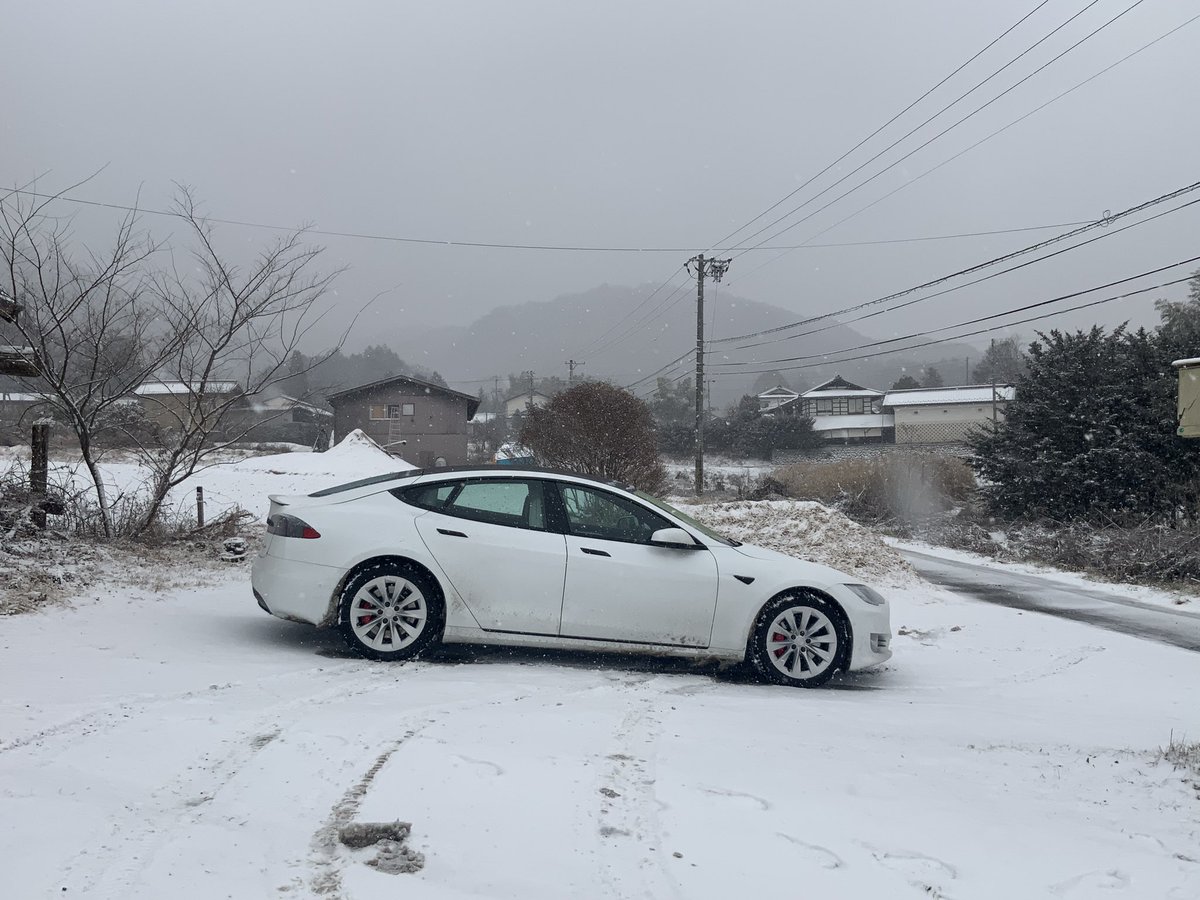 Gohan95071743's tweet photo. 伊那は真っ白でよい景色

それにしても、雪道のテスラは安心感がバツグンだな https://t.co/B4cZbY3AEp