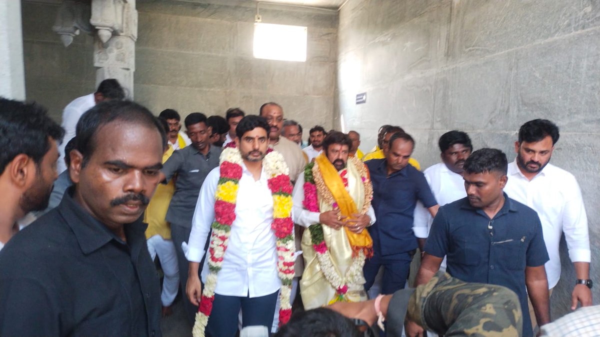 anigalla's tweet photo. YuvaGalam.
India's biggest PadaYatra.
400 days, 4000 kms.
#YuvaGalamPadayatra https://t.co/DKD6XNHRx6