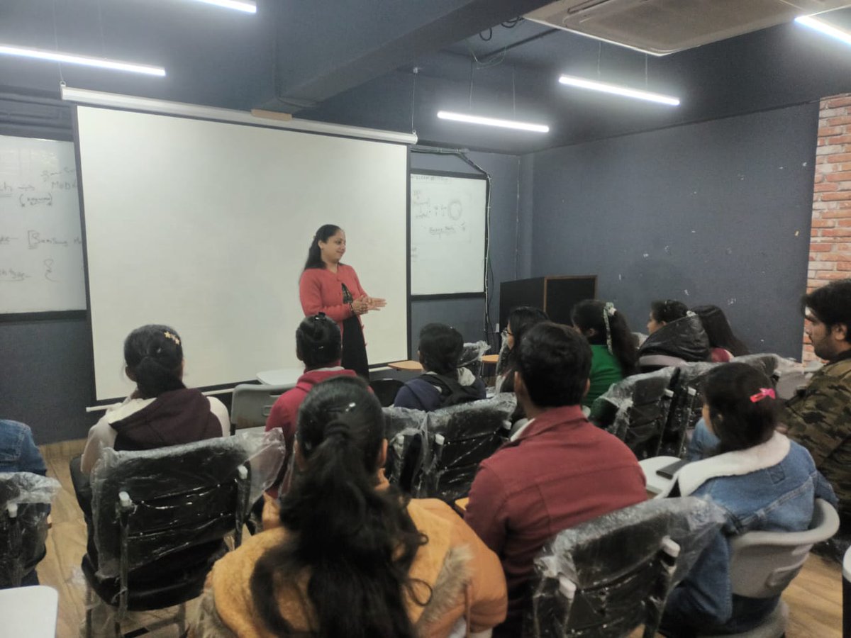 EKarmaIND's tweet photo. #TeameKarma conducted a Motivational session to empower minds and ignite passion at Panchkula Center.
#ekarmaindia #freelancing #freetraining #dohe #haryana #motivationsession https://t.co/CzCeVezaz7