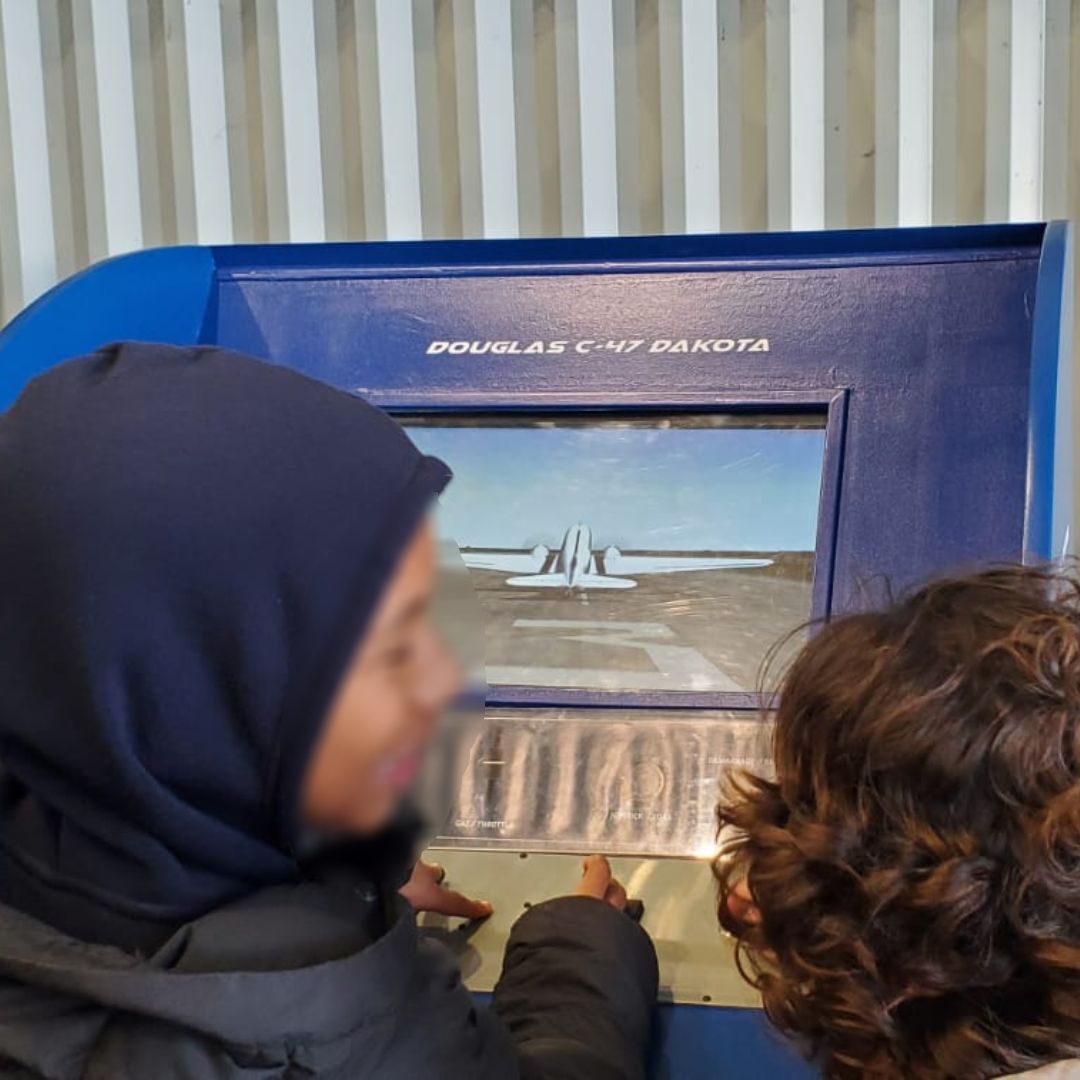 LENVOLAsso's tweet photo. Nous avons donné rdv à 6 familles d'enfants malades au @MuseeAirEspace. Ils ont visité l’exposition #UptoSpace qui permet de se mettre dans la peau d'un astronaute grâce à un simulateur de pas lunaires, à un miroir déformant et au toucher de roches martiennes!🚀 https://t.co/OP6OxRQUW5