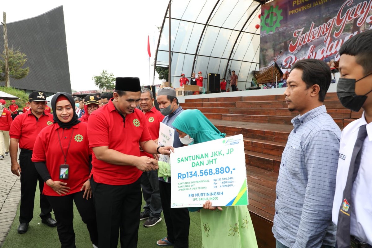 PanturaUpdates's tweet photo. Kami punya harapan lagi, bukan hanya di perusahaan besar, akan tetapi juga sampai ke perusahaan-perusahaan yang skala-skala UKM, menengah kecil.
#GusYasin #PanglimaSGN
#SantriGayengNusantara 
#WagubJateng #TajYasinMZ
@TajYasinMZ https://t.co/md3GcUeEO0