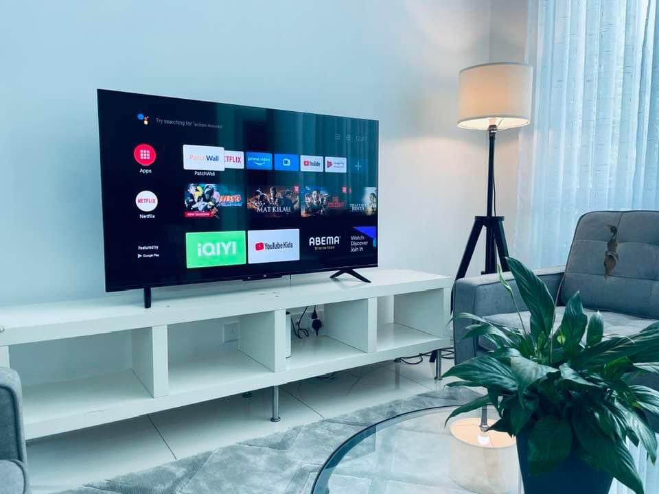 JalanCutiSantai's tweet photo. Android tv paling berbaloi Tahun 2022!

Hanya RM1699..Saiz dia 55 inci. Cukup besar dah, jes nais nak layan Youtube, Netflix, UnifiTV, Disney+Hostar, Prime, HBO dan macam-macam lagi.

Nak on tv pun senang yakmat.

“Hey Google,open Netflix.”

Terus dia buka Netflix bagi kau tengok https://t.co/1iOTvmu8AY
