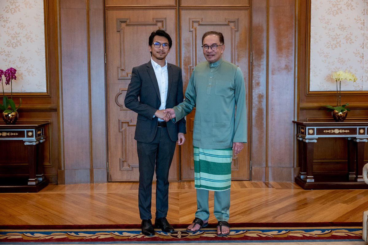 kamilmunim's tweet photo. Alhamdulillah atas kepercayaan yang diberikan, hari ini saya mengangkat sumpah sebagai Setiausaha Politik kepada YAB Dato’ Seri Anwar Ibrahim, Menteri di Kementerian Kewangan Malaysia.

Insyallah saya akan pikul tanggungjawab ini dengan penuh tawaduk dan beramanah. https://t.co/Mm0tsx7NwT
