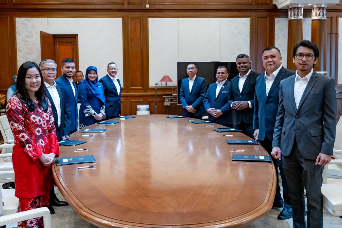 kamilmunim's tweet photo. Alhamdulillah atas kepercayaan yang diberikan, hari ini saya mengangkat sumpah sebagai Setiausaha Politik kepada YAB Dato’ Seri Anwar Ibrahim, Menteri di Kementerian Kewangan Malaysia.

Insyallah saya akan pikul tanggungjawab ini dengan penuh tawaduk dan beramanah. https://t.co/Mm0tsx7NwT
