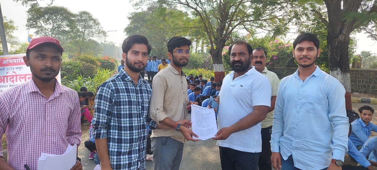 DhananjayD_15's tweet photo. #JusticeForAgrilEngg
डॉ. पंजाबराव देशमुख कृषी विद्यापीठ येथे {3 ऱ्या दिवशी} चालू असलेल्या कृषी अभियंत्याच्या आंदोलनाला मा. आमदार नितीन देशमुख यांनी भेट देऊन त्यांनी मागण्या गांभीर्याने ऐकून निवेदन स्विकारले व अधिवेशनामध्ये मुद्दा मांडतो असे आश्वासन दिले.....
#NitinDeshmikh https://t.co/EvHjhaDc80