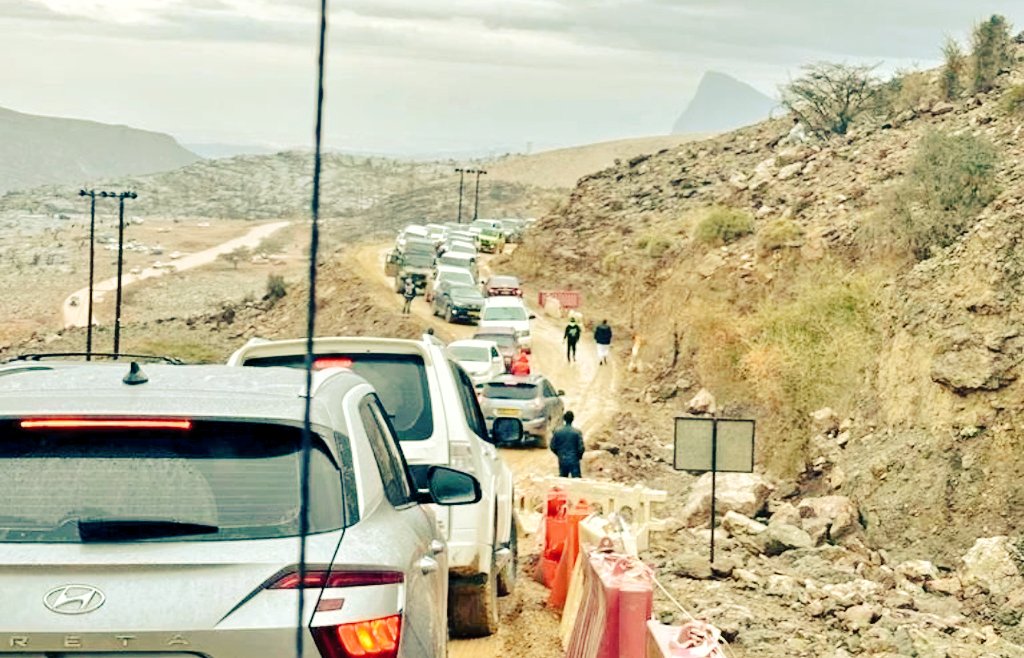 إقبال كبير على زيارة جبل شمس والاستمتاع بالثلوج  .