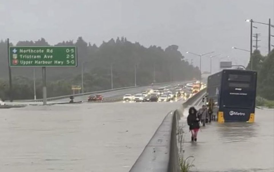versleijen_nz's tweet photo. Take the bus @AklTransport said.. maybe @AklCouncil and @watercare_nz and the mayor should focus on infrastructure? https://t.co/XNV3WzMYMU