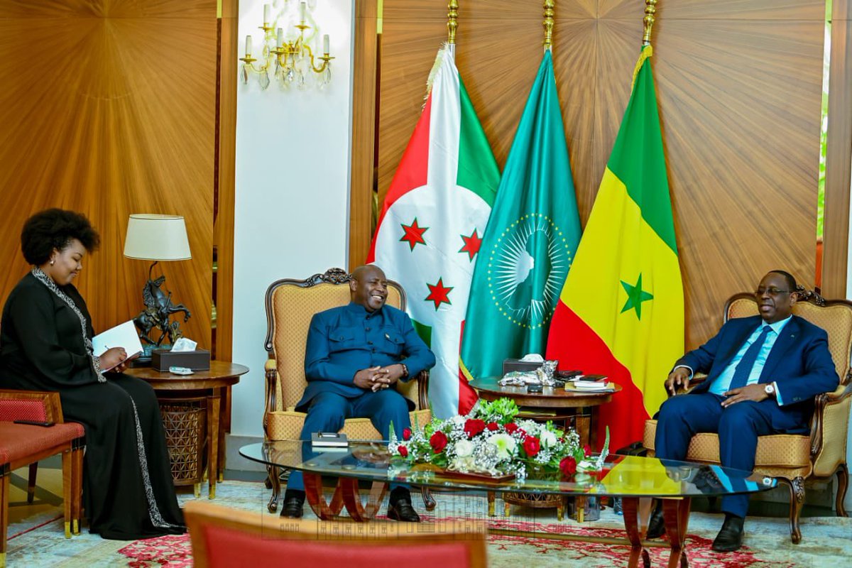KwaNtare's tweet photo. Mu mubonano w'Umukuru w'Igihugu c'U #Burundi  Nyenicubahiro Varisito #Ndayishimiye na Mugenziwe wa Sénégal Nyenicubahiro @Macky_Sall, bayaze ku biraba inyungu z'ivyo bihugu uko ari bibiri, hamwe n'ibindi bibazo bihanze umugabane wa Afrika na cane cane amahoro no kurwanya ubukene https://t.co/oV5PuQXIJv