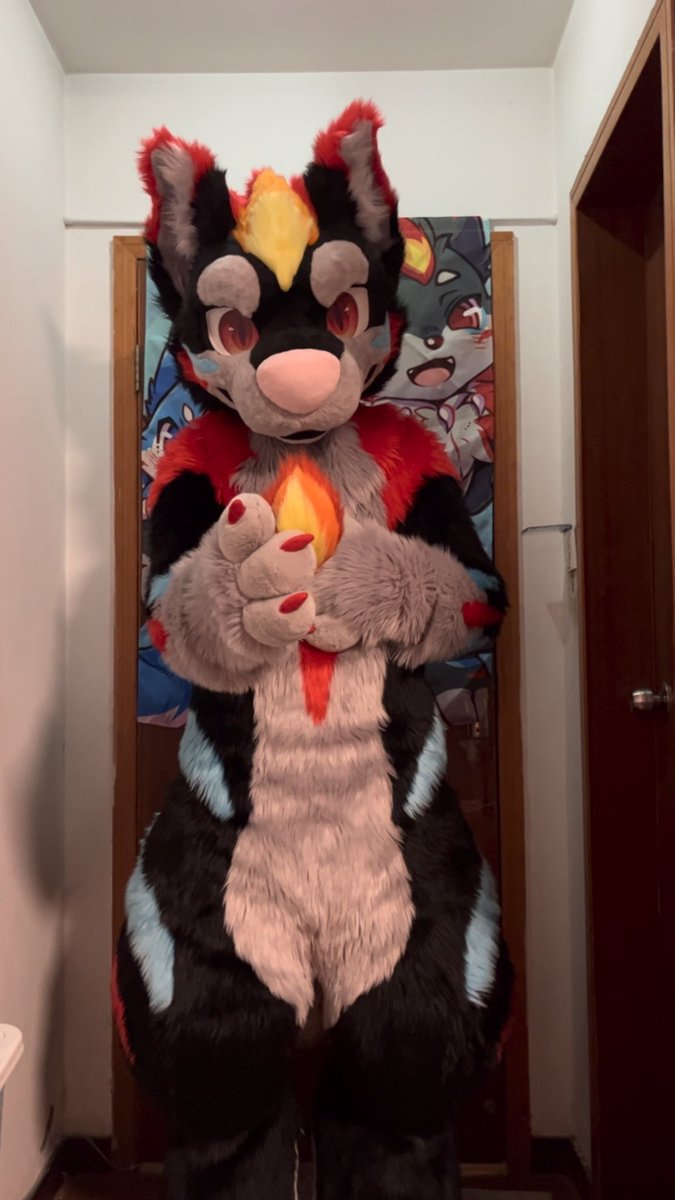 solobewolf's tweet photo. #FursuitsFriday 明天该上班了，但火焰是不会熄灭的 https://t.co/KxBCvXtYuU