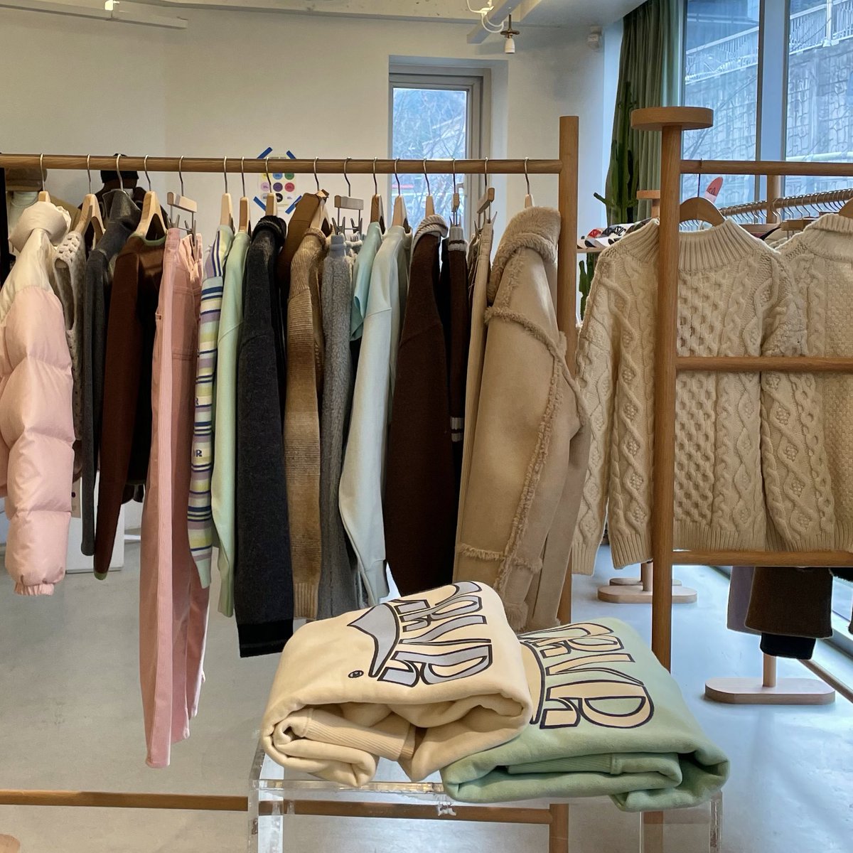 150___mmm's tweet photo. 韓国の服屋どこも可愛い https://t.co/gKRyDyEcDs