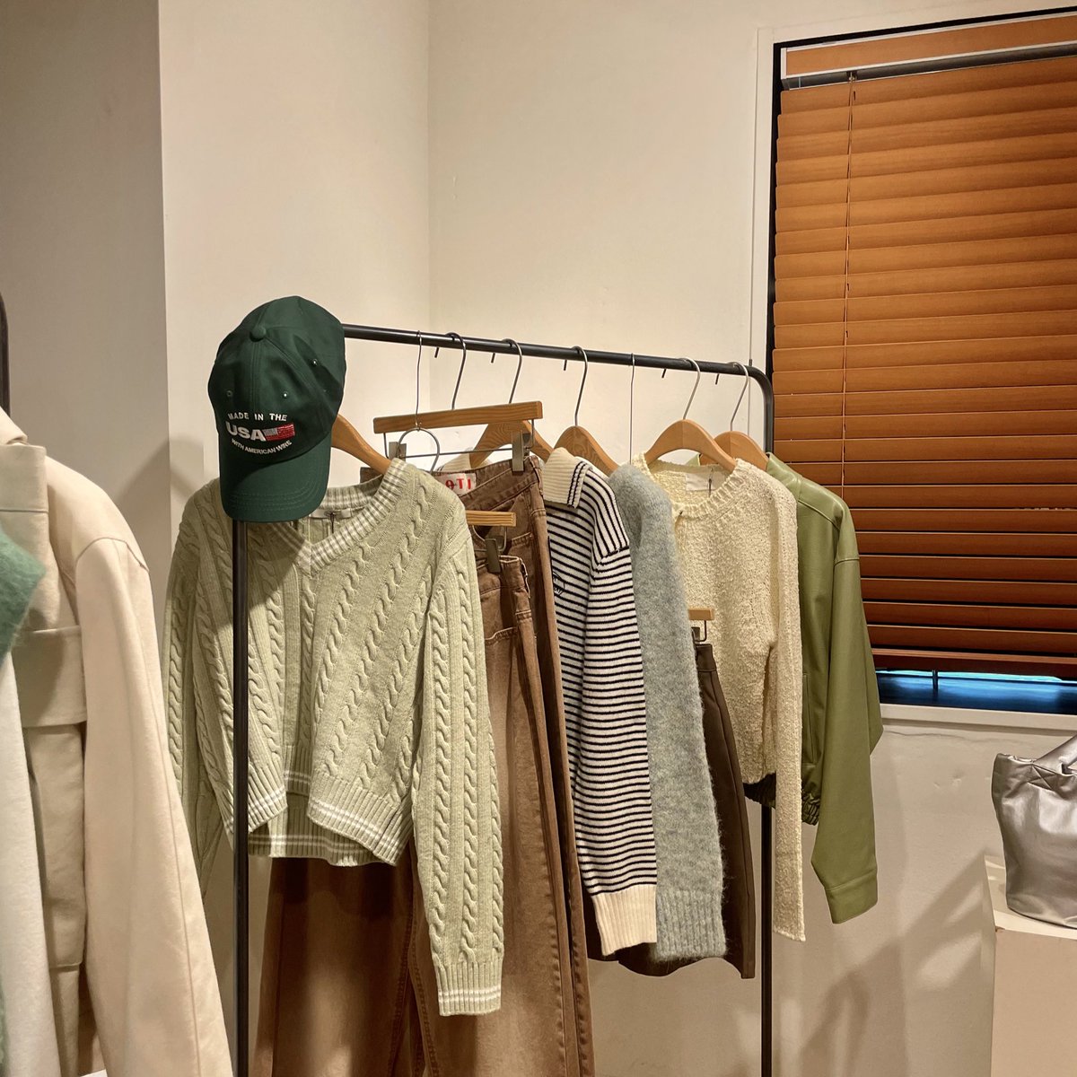 150___mmm's tweet photo. 韓国の服屋どこも可愛い https://t.co/gKRyDyEcDs
