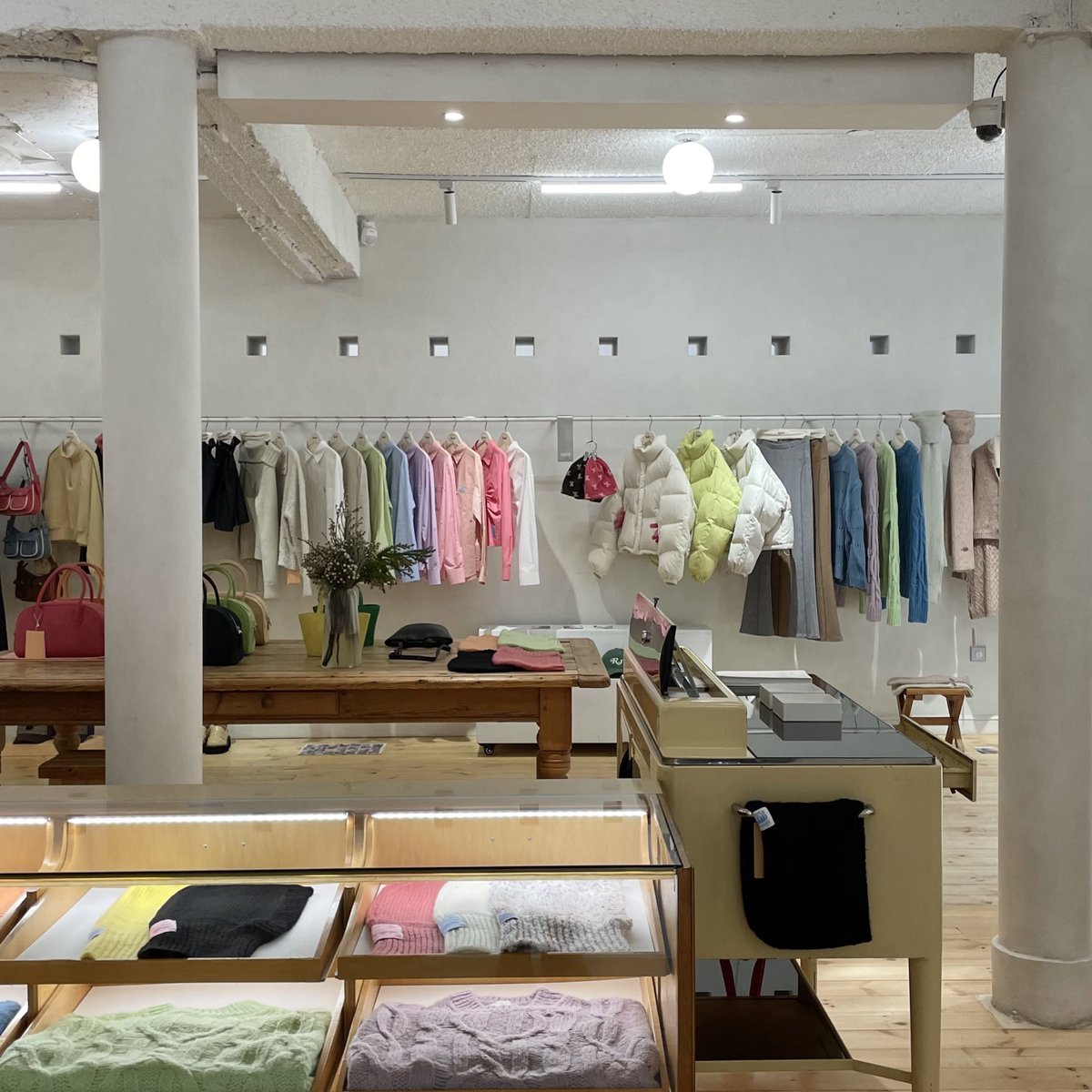 150___mmm's tweet photo. 韓国の服屋どこも可愛い https://t.co/gKRyDyEcDs