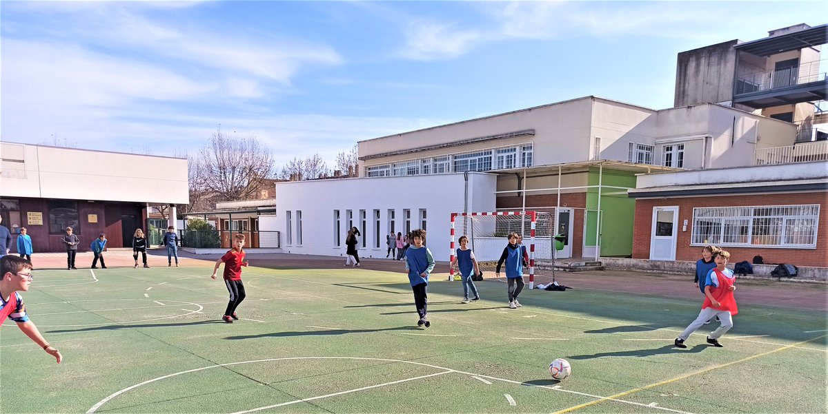 lfimoliere's tweet photo. ⚽ Tournoi football #LFIM par nos jeunes en @ServiceCivique !
2e tournoi, jeux dans le respect des règles et dans la bonne humeur ✌ Moment de convivialité pour se défouler et jouer ensemble👏. #soylfim #jesuislfim @mlfmonde @aefeinfo #tournoi #football #teamspirit https://t.co/VbXey3ocrU