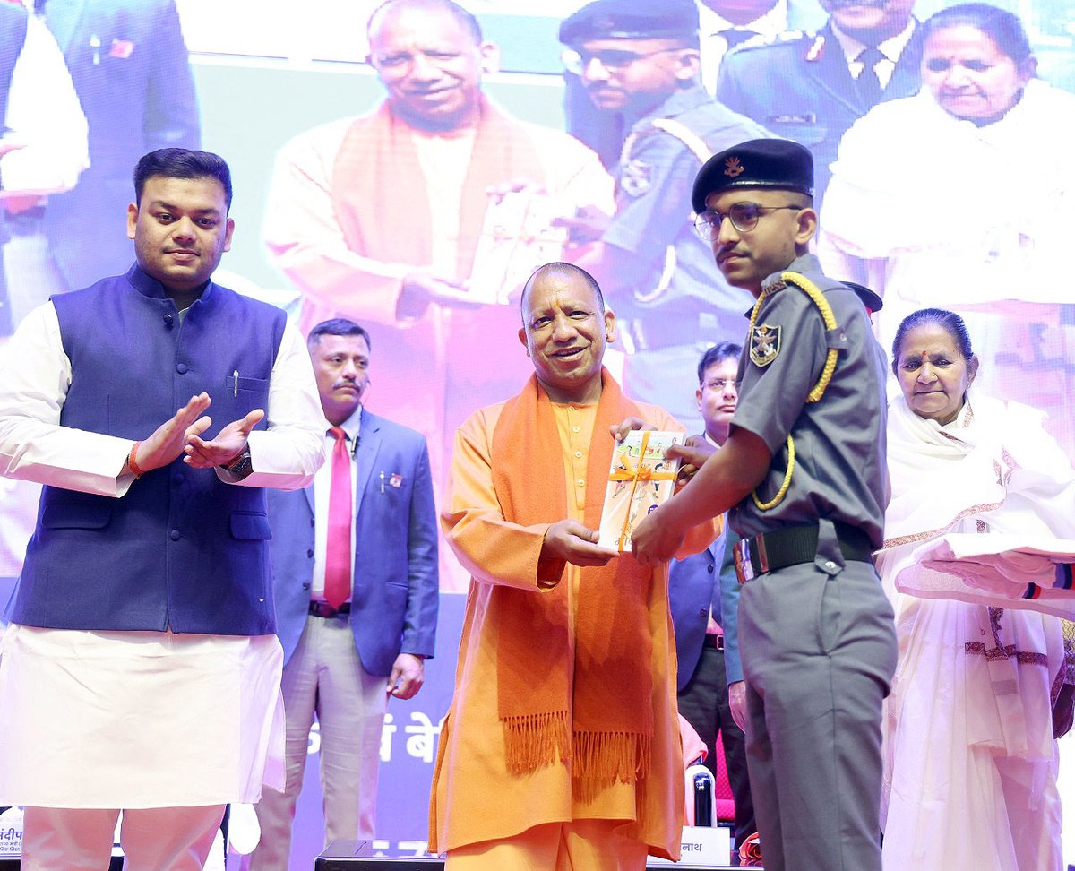 myogiadityanath's tweet photo. 'परीक्षा पे चर्चा' के अवसर पर आज लखनऊ में 1,698 विद्यार्थियों को टैबलेट व Exam Warriors पुस्तक वितरण और 'विद्या समीक्षा केन्द्र' के उद्घाटन कार्यक्रम में सम्मिलित हुआ।

सभी अभिभावक, विद्यालयों के प्रधानाचार्य व प्रबंधन सुनिश्चित करें कि परीक्षा काल में विद्यार्थी तनाव-मुक्त रहें। https://t.co/UY5uaq8Gc1