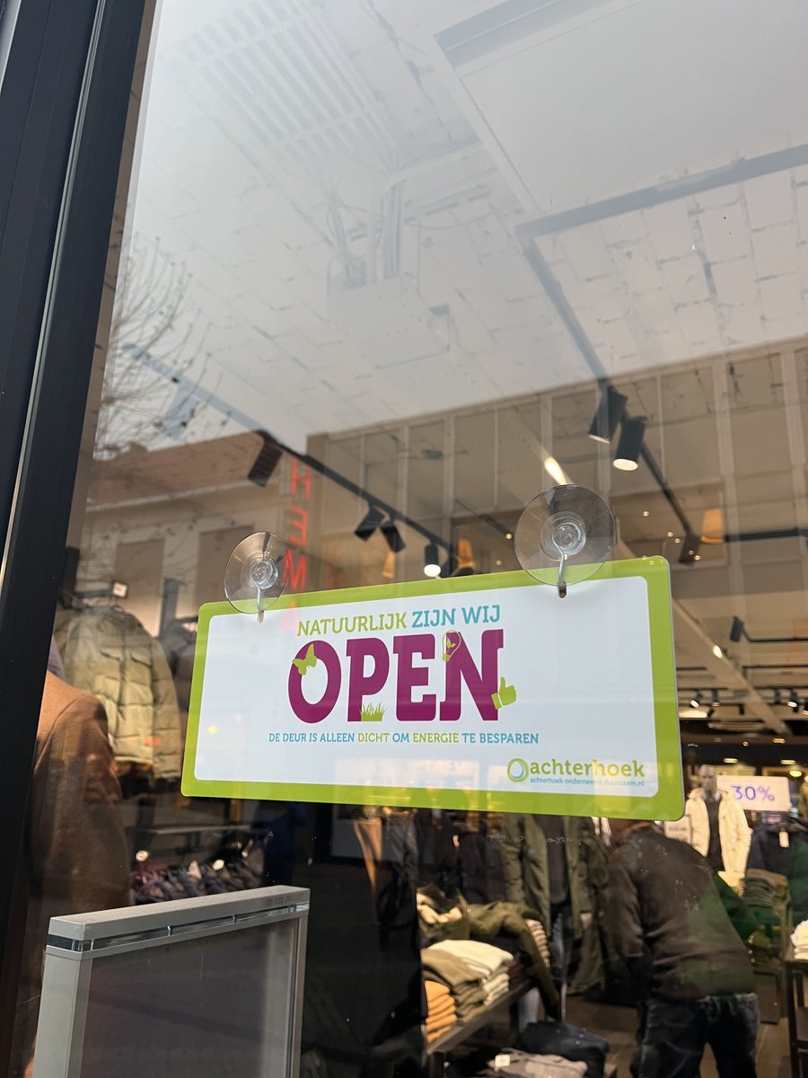 In Doetinchem spot je een heleboel van onze Deuren Dicht bordjes!
Zo ook bij Jack &amp; Jones, zij houden de deur dicht om te besparen op de energiekosten. 

Wil jij ook meedoen? Vul dan het formulier in op de website: achterhoekonderneemtduurzaam.nl/aanmelden-deur…  

@gemeenteDchem  | @8rhk