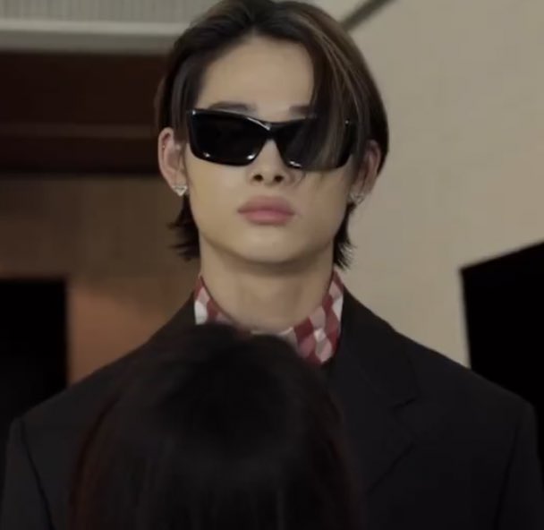 nksunbaem's tweet photo. he knows he’s slaying that shades #ni_ki https://t.co/Uz6udMmysc