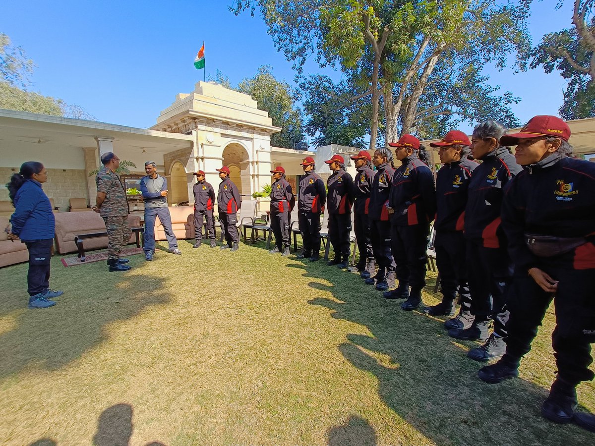 143Heacker's tweet photo. 27 Jan के दिन दिल्ली दर्शन इंडिया गेट पर सिख रेजिमेंट के करनल कुमार रणविजय सर हमारी बाइक रैली की टीम से मिलकर रेली के बारे में बातचीत की।
@ArvindKapoorTYG @NarendraChaarag
@SinghVmsingh16 @GovernorofGuj @HQ_DG_NCC @NCC_Dte_Gujarat @adgpi @PMOIndia @CMOGuj https://t.co/9VNSbdQtKX