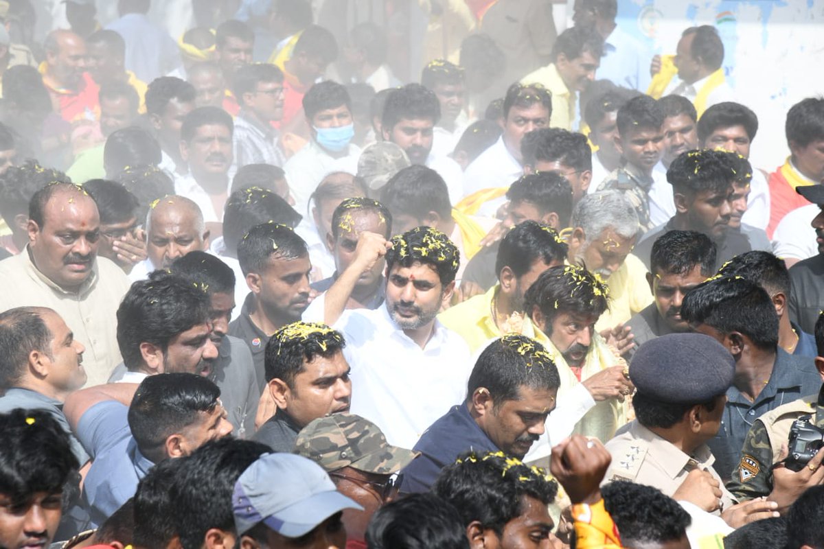 LokeshPadayatra's tweet photo. పాదయాత్రను ప్రారంభించేముందు @Naralokesh గారు కుప్పం సమీపంలోని లక్ష్మీపురంలో శ్రీ ప్రసన్నవరదరాజస్వామి ఆలయాన్ని దర్శించారు. అర్చకులు పూర్ణకుంభంతో స్వాగతించగా లోకేష్ గారు స్వామి దీవెనలు అందుకున్నారు. వేలాది కార్యకర్తల 'జై యువగళం జై లోకేష్' నినాదాలతో ఆలయ పరిసర ప్రాంతాలు హోరెత్తాయి https://t.co/DHptwPbvFH