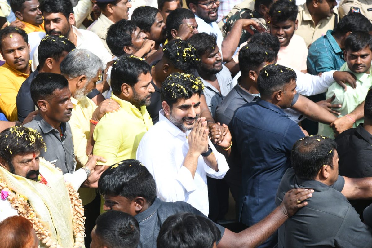 LokeshPadayatra's tweet photo. పాదయాత్రను ప్రారంభించేముందు @Naralokesh గారు కుప్పం సమీపంలోని లక్ష్మీపురంలో శ్రీ ప్రసన్నవరదరాజస్వామి ఆలయాన్ని దర్శించారు. అర్చకులు పూర్ణకుంభంతో స్వాగతించగా లోకేష్ గారు స్వామి దీవెనలు అందుకున్నారు. వేలాది కార్యకర్తల 'జై యువగళం జై లోకేష్' నినాదాలతో ఆలయ పరిసర ప్రాంతాలు హోరెత్తాయి https://t.co/DHptwPbvFH