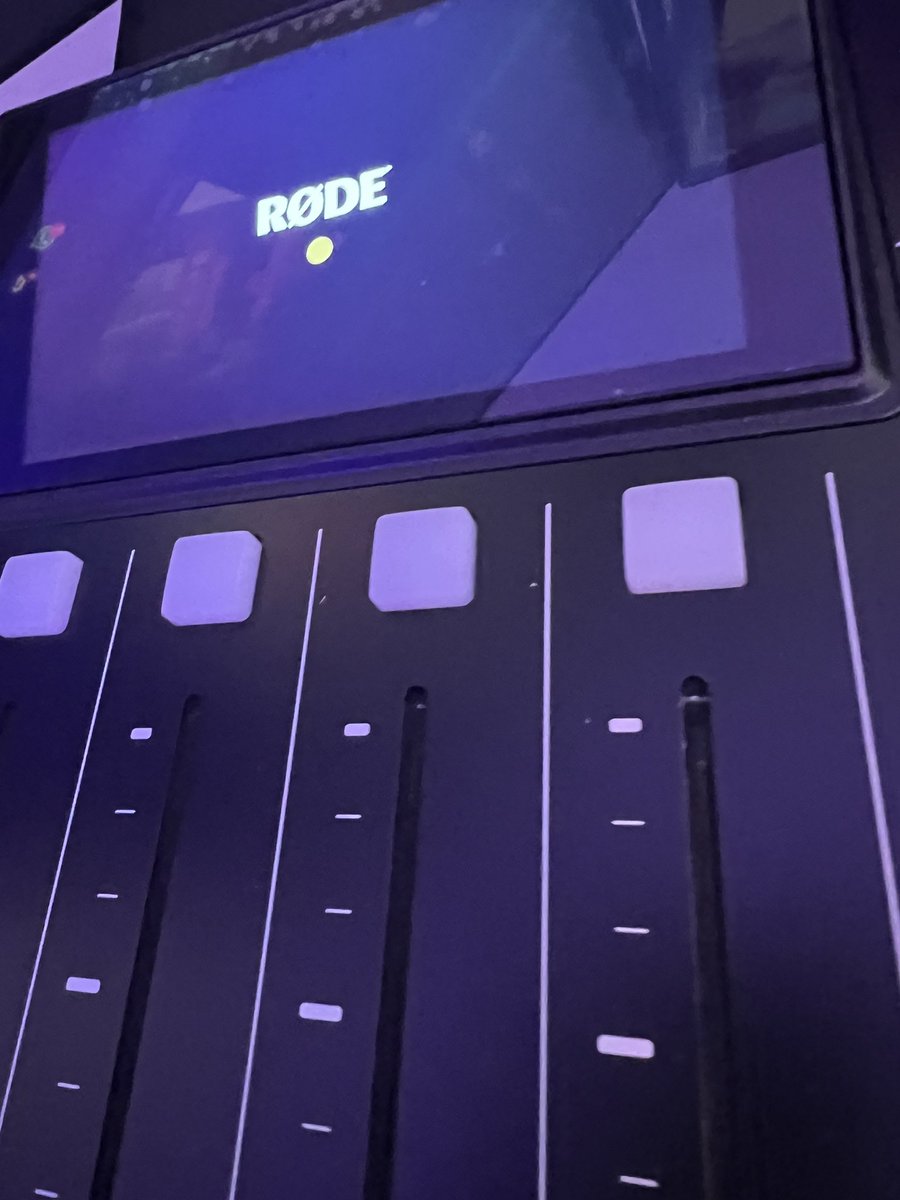 Jam_ONG's tweet image. The irony, ive recommended @rodemics gear to almost anyone who’d listen and yet their 1000$ CAD mixer is DOA. Its been like this over the last 3 hours. #RODE #rodecasterpro2