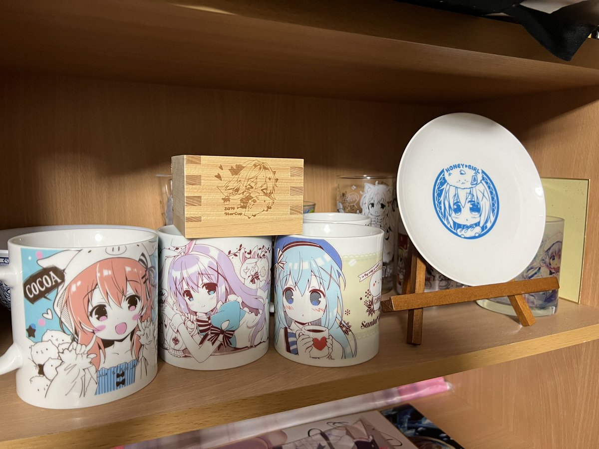 「この部屋マジ意味わからんくらい懐かしいコミケグッズで溢れすぎててどこからてをつけ」|たかじんのイラスト