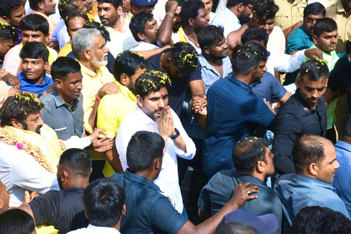 LokeshPadayatra's tweet photo. యువగళం...
#YuvaGalamPadayatra 
#YuvaGalam 
#LokeshPadayatra 
#WalkWithLokesh https://t.co/9ETaXiy9ff