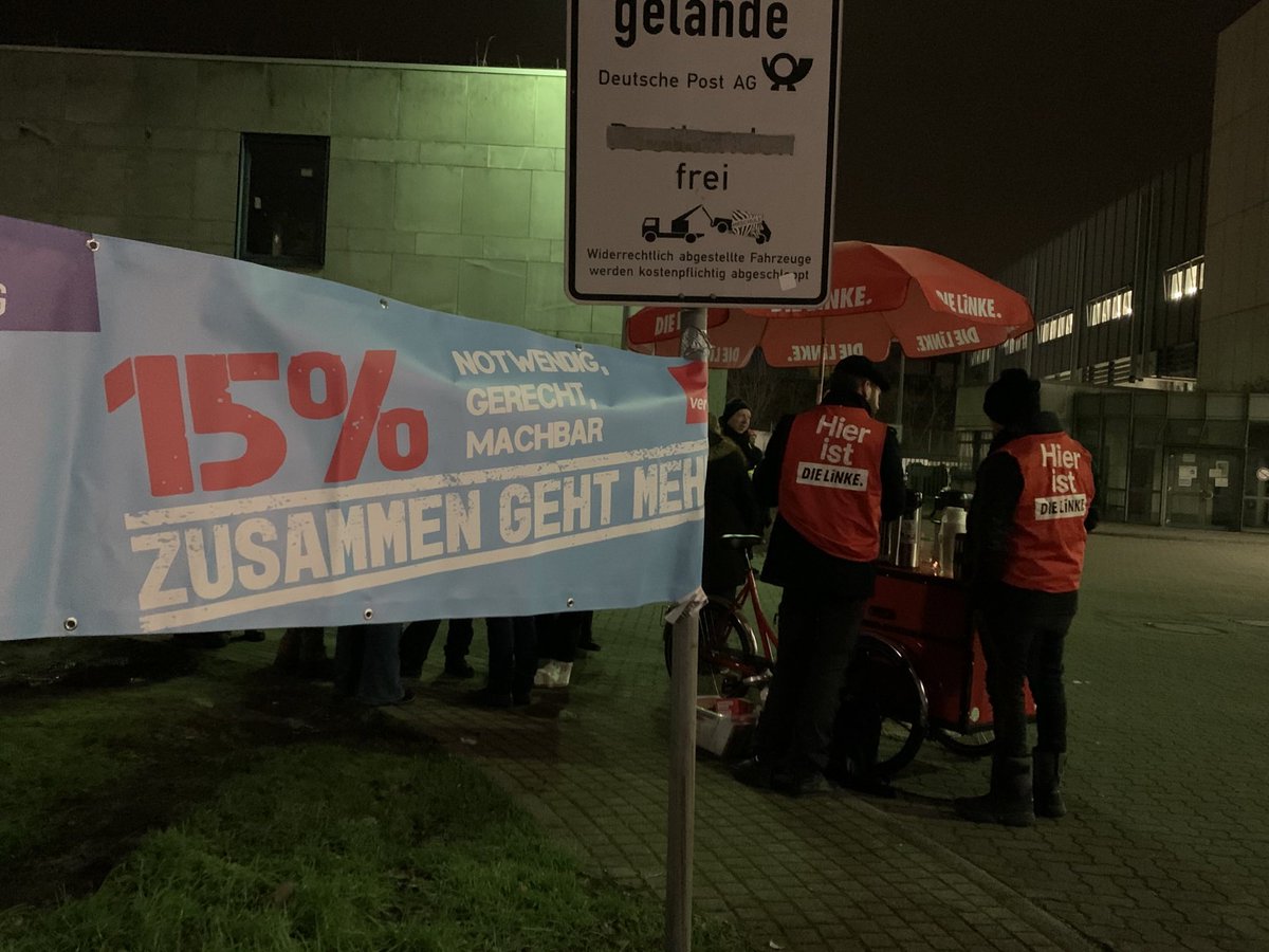 DieLinke_KA's tweet photo. Wieder #Streik bei der #Post und wir waren wieder dabei. Ihr verdient die vollen 15% und dafür stehen wir solidarisch an eurer Seite! Haltet durch und bleibt kämpferisch! https://t.co/jEEvZwiPgg