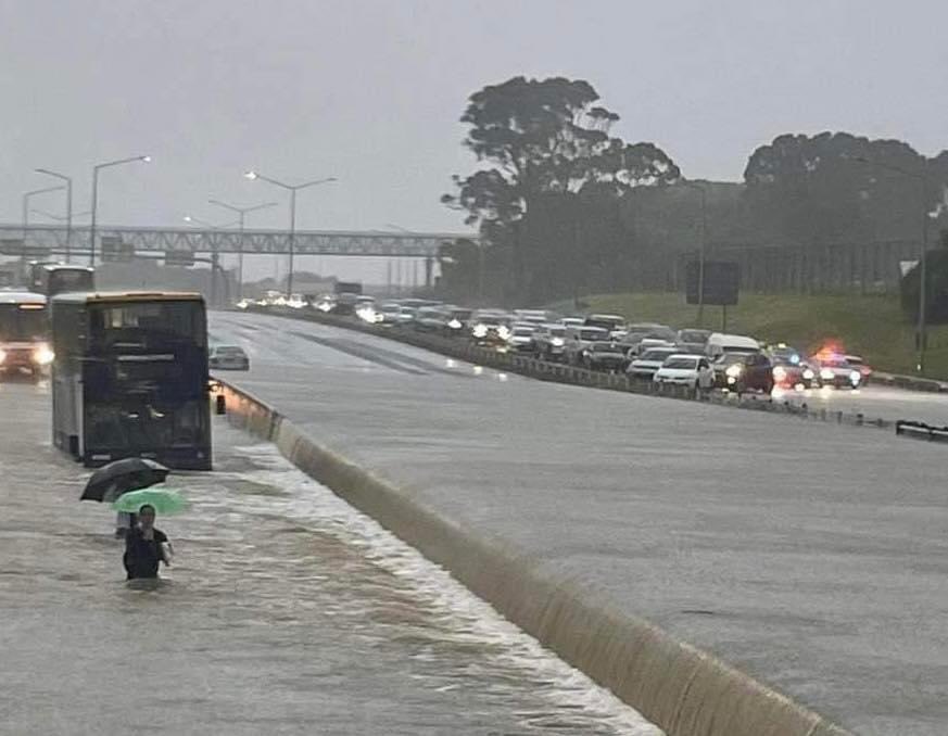 This is a significant event. Not seen anything like this in Tāmaki Makaurau before. More storms coming and we’ve had a summers worth of rain in one day. 

‼️Please try to remain calm. Call 111 only if you’re in danger. Emergency services are stretched. 

1/?