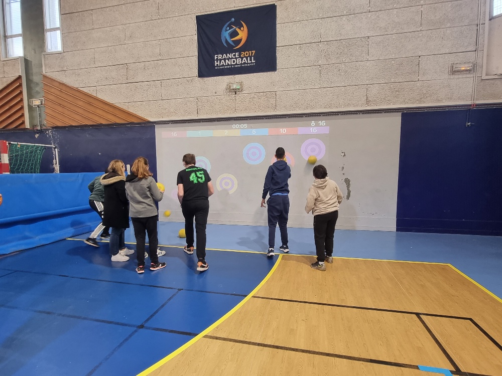 AnnickBouquet's tweet photo. Bravo Handball Club @Versailles pour cette belle journée #handensemble Plus de 150 jeunes de différents établissements (IME...) présents plein de sourires et d'enthousiasme, avec un vrai talent sportif. Importance d'augmenter l'offre sport pour le public handicapé
#sportpourtous https://t.co/TPSZAKFTkF