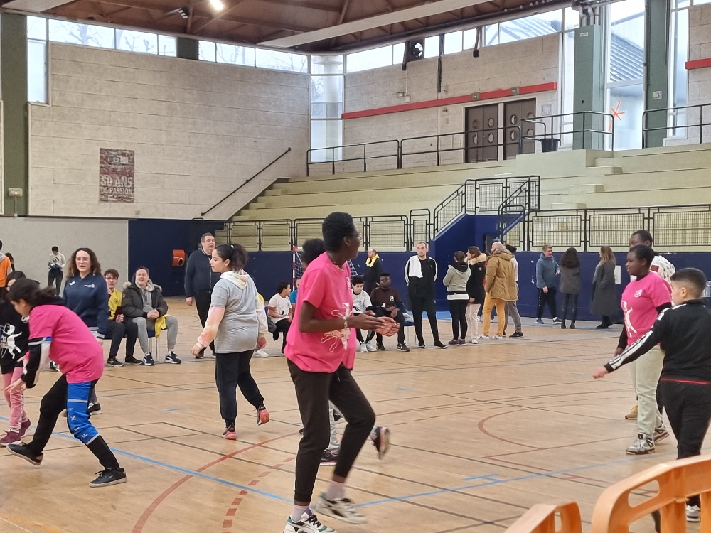 AnnickBouquet's tweet photo. Bravo Handball Club @Versailles pour cette belle journée #handensemble Plus de 150 jeunes de différents établissements (IME...) présents plein de sourires et d'enthousiasme, avec un vrai talent sportif. Importance d'augmenter l'offre sport pour le public handicapé
#sportpourtous https://t.co/TPSZAKFTkF