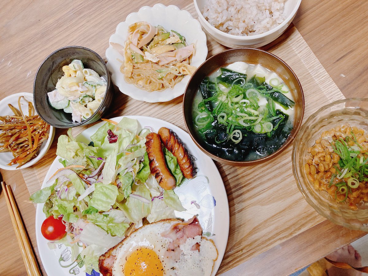 tuki_2m's tweet photo. 子がインフルエンザ、看病疲れでずっとインスタントばっかり食べてたらなんか色々しんどくなって、こりゃいかんってことで、萎びれた野菜達と睨めっこして、子が寝たタイミングで稼働💪久しぶりの米と味噌汁に涙出た🥲子や夫にはちゃんと作るけど自分には適当になるよ。 #子育て #自炊 https://t.co/CgmkmTJMZK