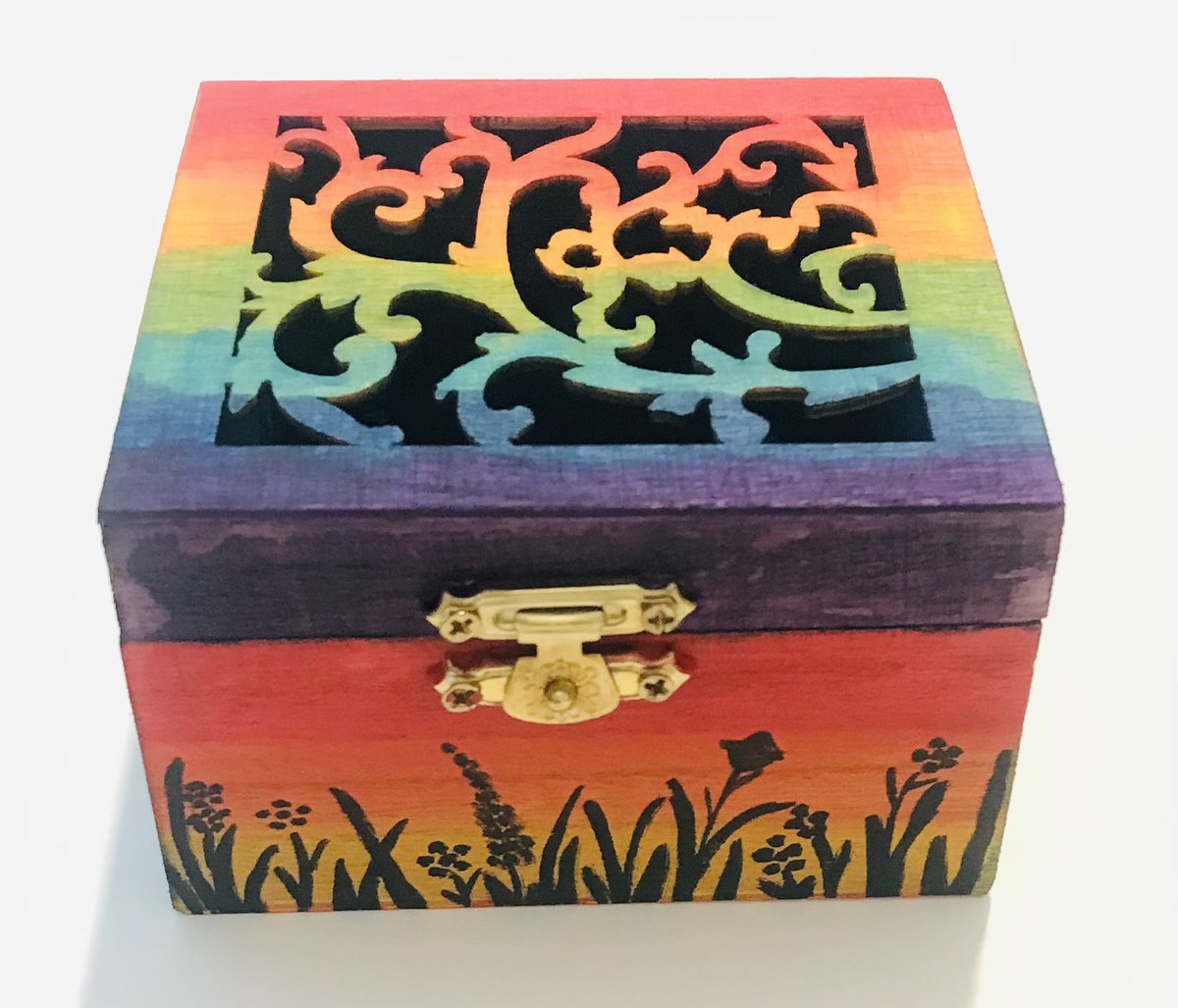 ACanvasaDay's tweet photo. Cute trinket box!
https://t.co/GJUWU8eDEl
#MHHSBD #earlybiz #boxes #decorativeboxes #handpaintedbox https://t.co/raaBA7s1is