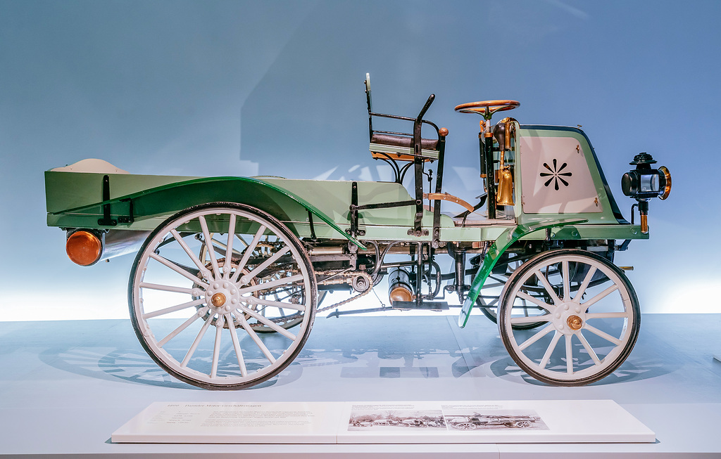 CzBenz's tweet photo. #MercedesBenz pomohl motorizovat svět i zásadně usnadnit dopravu zboží. V muzeu značky můžete vidět nákladní Daimler z roku 1899 s nápadným vylepšením v podobě kruhového chladiče s chladicími komorami. https://t.co/ERQkizGijD https://t.co/dHz5jkXf0y