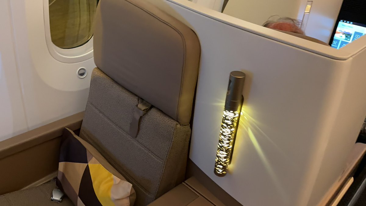 boby_382's tweet photo. Un très bon vol @etihad avec une merveilleuse Yelena avec qui j’ai eu la chance de faire l’aller-retour #AUH #BKK #businessClass @flight_report @LuxuryAVgeek @zeTravelersClub https://t.co/ZKToh9G3UB