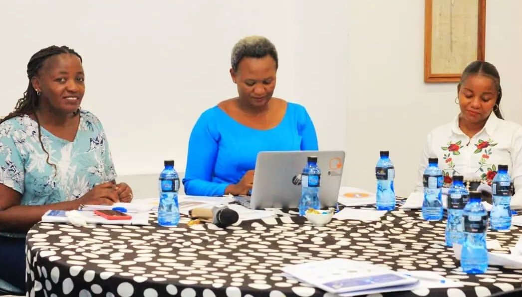 BhrtAnd's tweet photo. Kaimu mkurugenzi wa BHRT Bi. Rose Ugulumu, mkurugenzi wa mtandao wa watetezi wanawake wa haki za binadamu @cwhrdstz Bi Hilda Stuart pamoja na wajumbe Wengine wanachama wa mtandao kwenye kikao kazi cha kupitia ripoti ya hali ya wanawake watetezi nchini, kilichofanyika 18-01-2023 https://t.co/1m7fyBkXyv