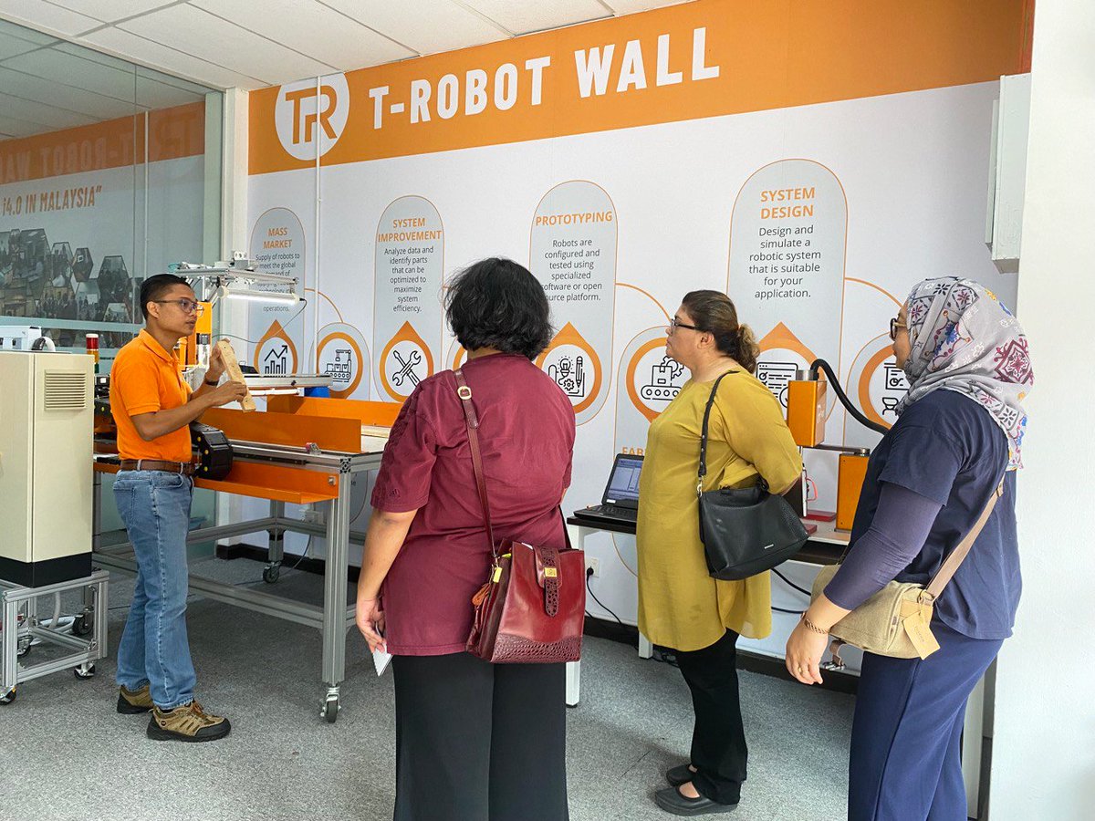 tr_trobot's tweet image. 26 January 2023- We are pleased to receive a visit from Jagat Media PLT to our Co9P Robotic Centre.

The objectives of the visit were to gain more information about T-Robot for Co9P marketing purposes.

@mtdcmalaysia 

#trobot #co9p #mtdc
