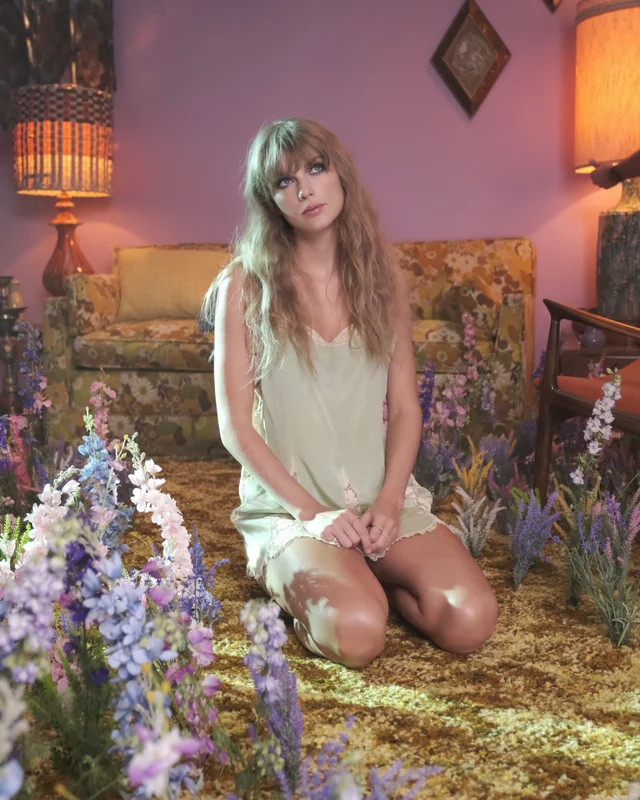 sam_dorothea13's tweet photo. 🧵🪡ALL OF THE EASTER EGGS I FOUND IN THE LAVENDER HAZE MV, A THREAD🧵🪡 https://t.co/7MMIlQQY91