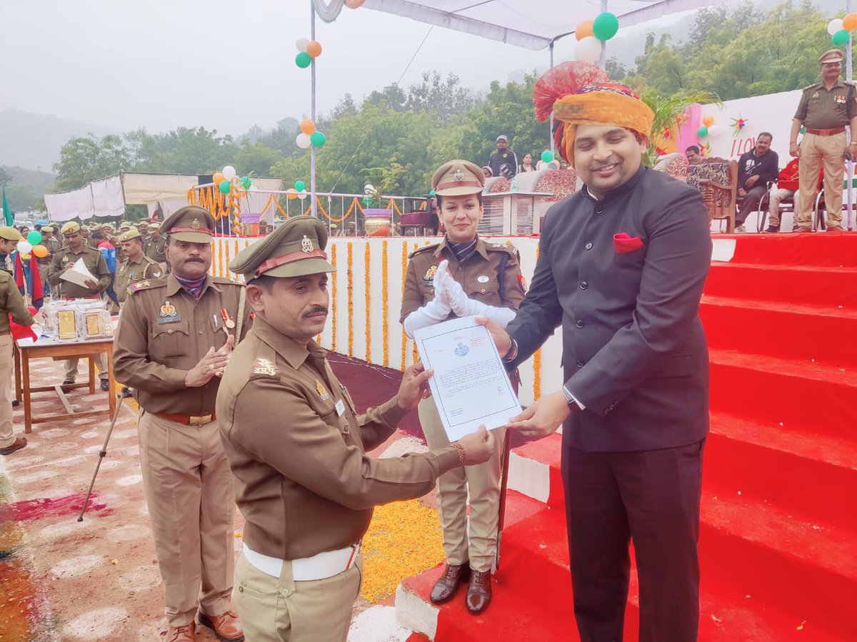 uplivein's tweet photo. #चित्रकूट गणतंत्र दिवस अवसर पर पर्यटन और धार्मिक नगरी में बेहतरीन @uptrafficpolice डियूटी में रात दिन तैनात रहने वाले TSI योगेश कुमार यादव को @ChitrakootDm अभिषेक आनंद @chitrakootpol पुलिस अधीक्षक @VrindaShukla_ द्वारा प्रशस्ति पत्र से सम्मानित किया गया @UPGovt @rangechitrakoot https://t.co/Ul7RQfoKmF