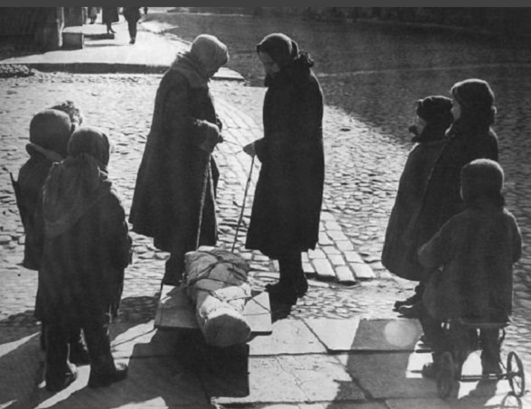 Letnapark's tweet photo. #WeRemember #NeverAgainIsNow
#NS-Befehl: Die Stadt wird eingeschlossen, mit Artillerie zerschossen & ausgehungert.
#LeningraderBlockade 8.9.1941 - 27.1.1944 durch #Wehrmacht mit über ein Mio. Toten
#Granin, Der Wahnsinn des Krieges https://t.co/yuNMw9r4Hb @Aufbau_Verlag https://t.co/fXURkpNpj1