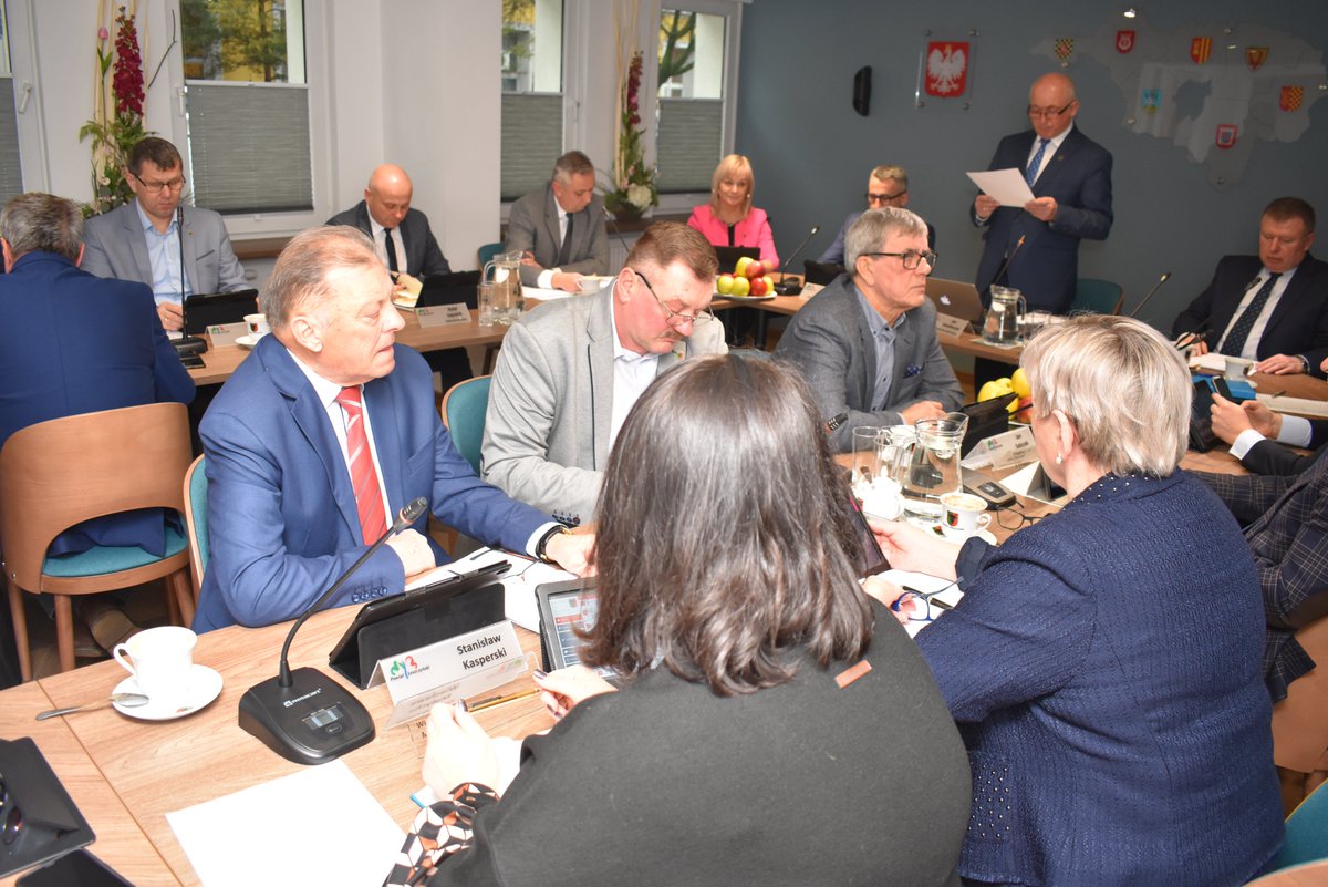 PowiatL's tweet photo. Radni na dzisiejszej sesji zwiększyli budżet #PowiatLeszczynski o 1.125.000 zł - to kwota wsparcia finansowego z gminy Osieczna na przebudowę drogi Osieczna - Goniembice. Rada zgodziła się też na złożenie wniosków o dofinansowanie kolejnych czterech planowanych inwestycji powiatu https://t.co/R7p3pzYHrI