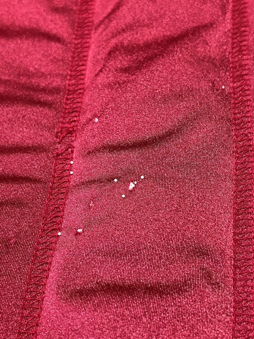 愛用のレッグウォーマー『レグぽかスリム』に猫が爪を立てて中のビーズが出てしまったので新しいのを購入3シーズン使ったらこんなに生地がヨレヨレになるんだそりゃ穴も空くわ〜ちなみに茶→赤→黒の今回で3代目です!もうこれ以外のレッグウォーマーは使えないぐらいのリピーター 