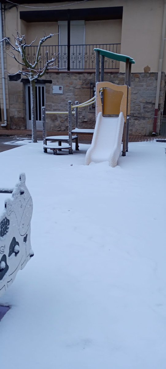 ElTiempoNavarra's tweet photo. Despiertan en #Meano #TierraEstella #Navarra 890 m con 2/3 cm de #Nieve nueva https://t.co/lqlKqLoaHC