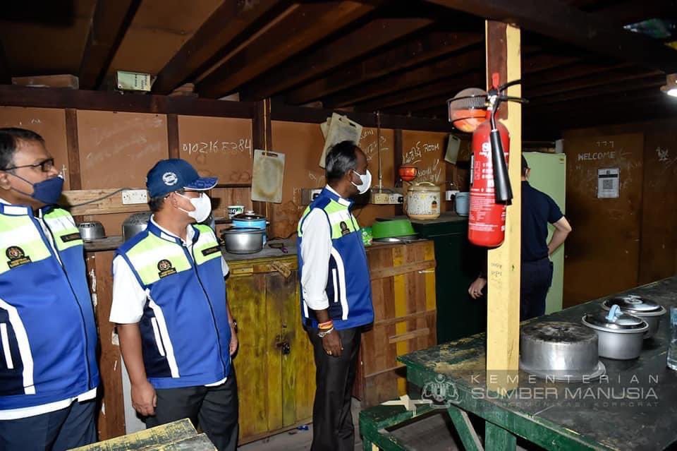 Sivatronoh's tweet photo. Gambar keadaan penginapan pekerja asing ketika kami jalankan Operasi Penguatkuasaan Perburuhan (Akta 446)

Keadaan penginapan yg daif, sempit dan kotor ini menempatkan 526 pekerja asing.

Kem. Sumber Manusia komited utk memastikan bahawa hak pekerja dilindungi https://t.co/jGD4wHPe2S