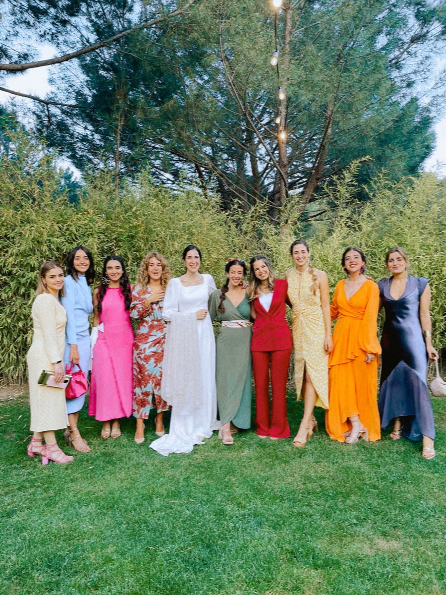 Virlops's tweet photo. Nunca es tarde para hablar de lo impresionantes que estaban mis amigas en nuestra boda. Por favor, si es que esta foto es una obra de arte.😍 https://t.co/8KBkTUBt2g