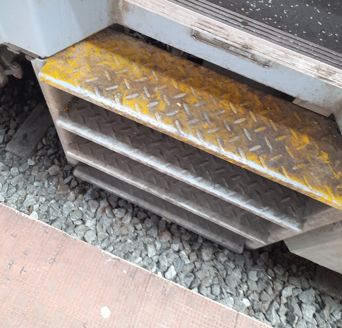 TopazFlow's tweet photo. Train hai, submarine nahi hai... when are we getting steps that extend out ??? 🙄🙄
#TrainChronicles https://t.co/ZFv35z26oW