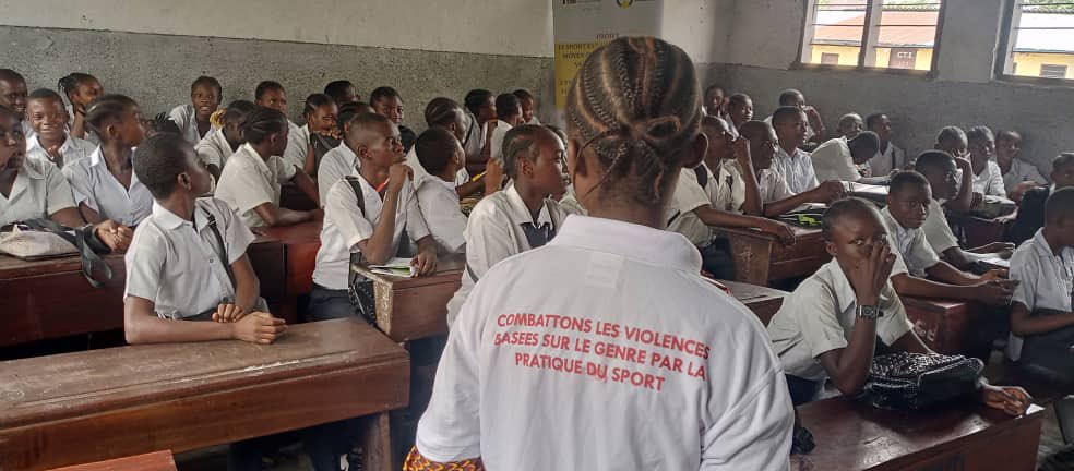 afiamama's tweet photo. 24.01.2023
L'éducation est un droit humain.
Faisons du #sport un outil de transmission&d’apprentissage des #valeurs tel est le message apporté aux élèves de l'école #Malako à Kingasani par nos jeunes #ambassadeurs_sportifs à l'occasion de la journée internationale de l'éducation. https://t.co/JLmiMFT0kM