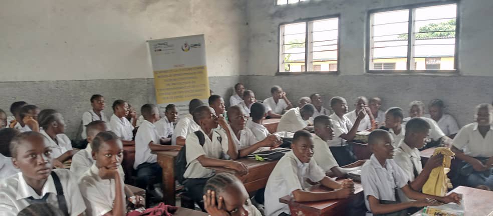 afiamama's tweet photo. 24.01.2023
L'éducation est un droit humain.
Faisons du #sport un outil de transmission&d’apprentissage des #valeurs tel est le message apporté aux élèves de l'école #Malako à Kingasani par nos jeunes #ambassadeurs_sportifs à l'occasion de la journée internationale de l'éducation. https://t.co/JLmiMFT0kM