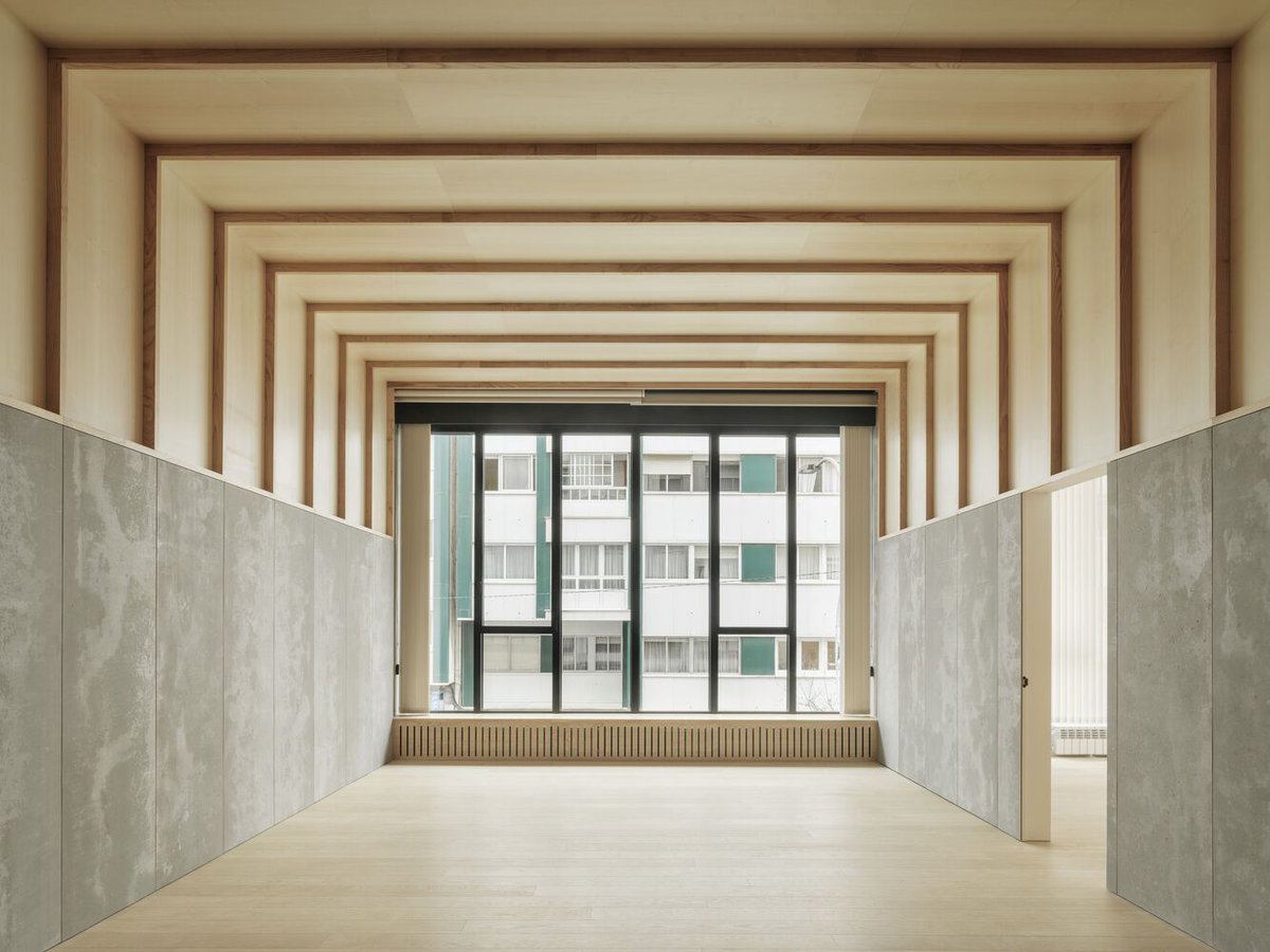 Maderayconstruc's tweet photo. Transformación de oficinas en cuatro apartamentos 👉 https://t.co/qheEP8pbxP El local poseía gran altura,  un amplio ventanal hacia la calle y ninguna fachada hacia la parte de atrás, con gran profundidad. 
 
#Arquitectura Ansede Quintáns #MaderayConstrucción https://t.co/0sNomWw1OQ
